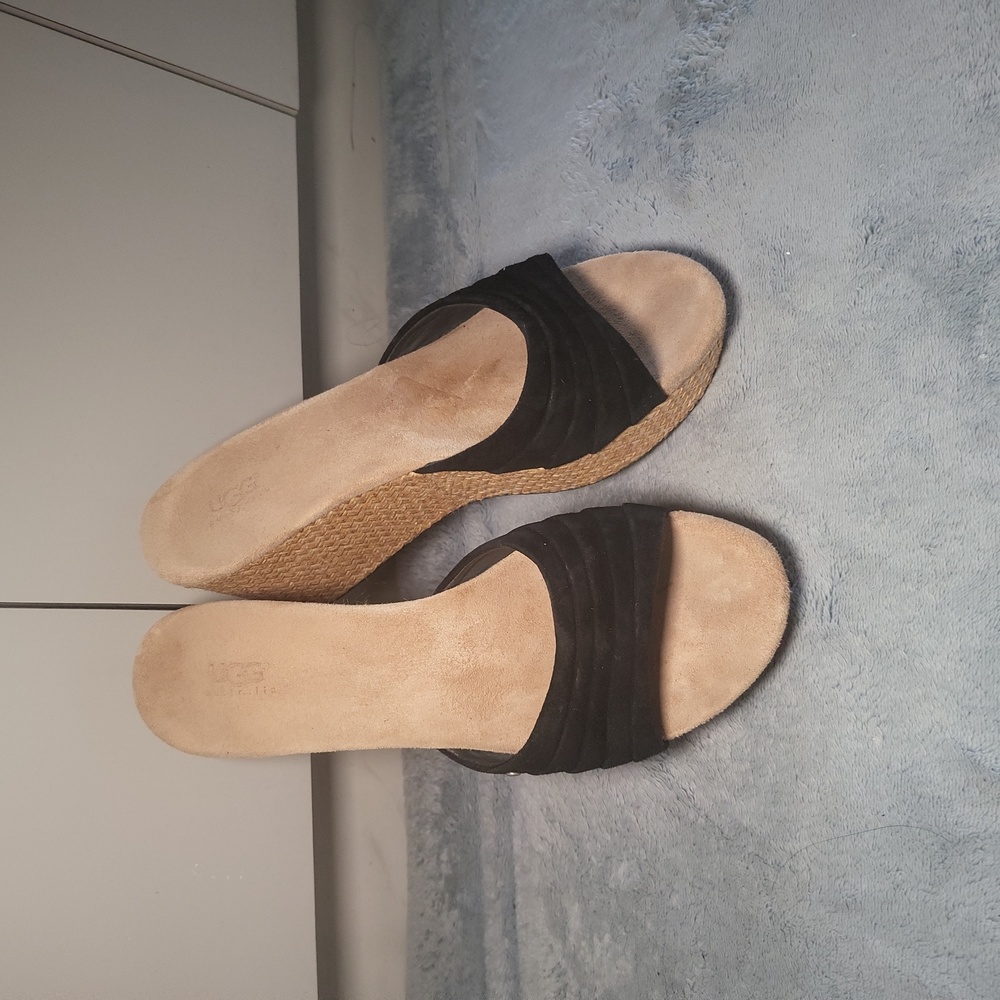 UGG Woman Wedge Sandal Size 8
